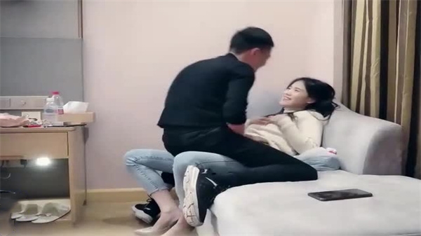 寻花偷拍-男主高价約了个颜值长腿小姐姐,付完款主动求抱一脸骚样