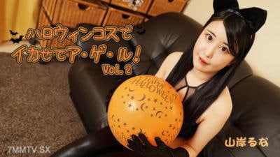 山岸露奈身着传统祭典服装在涨潮到达黑暗之际