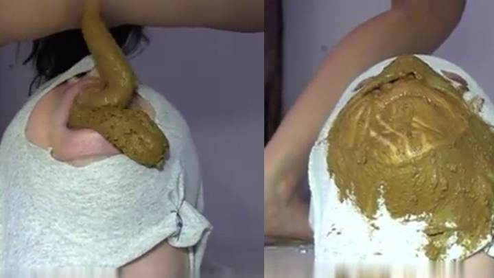 一个小女孩在老人嘴里大便
