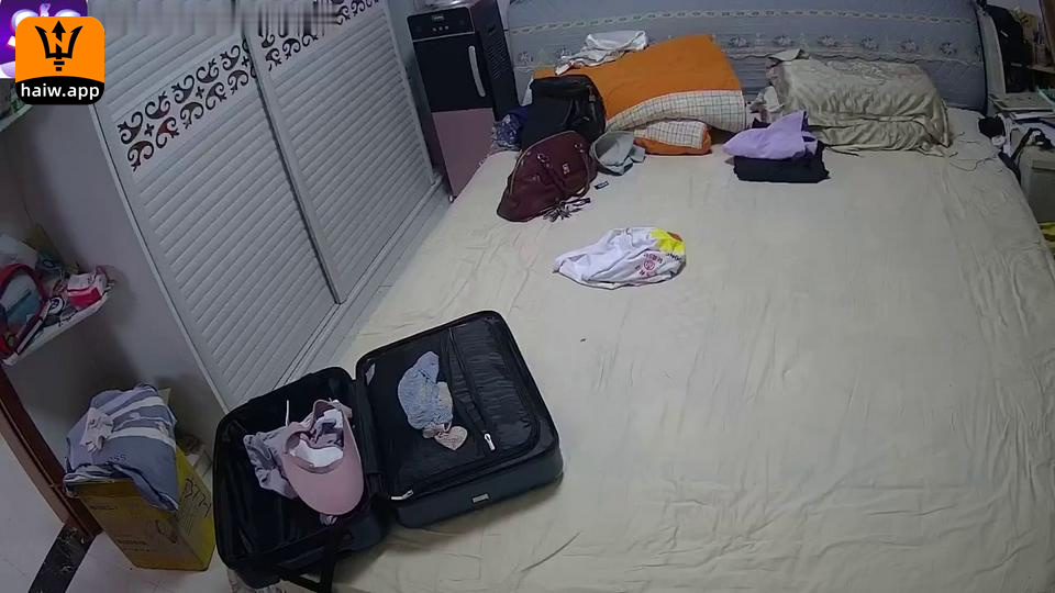 家庭摄像头偷拍给媳妇舔逼拔下裤子后入