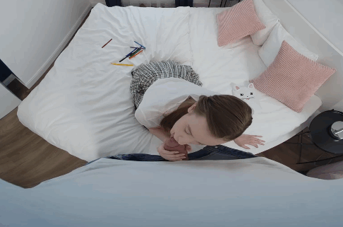 聪明的女孩在虚拟现实色情片中从继父那里得到激励